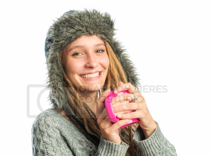 Frauengesicht mit Wintermütze und Becher