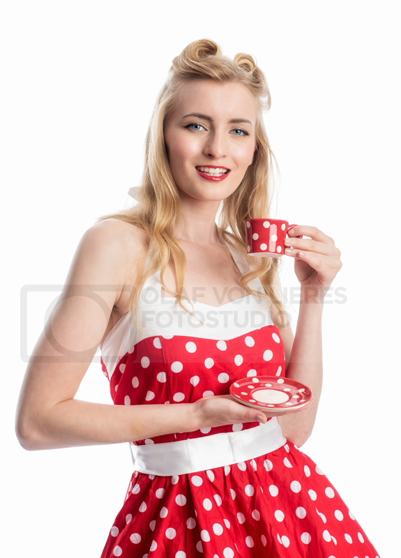 Frau im Pünktchenkleid mit Kaffee