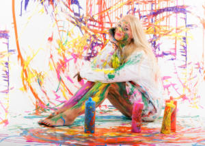 Frau mit bunten Farben