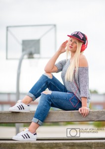 junges Mädchen Basketballkorb