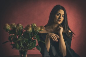 hübsche Frau mit Rosen
