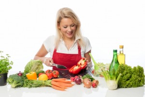 Frau bereitet frischen Salat zu   